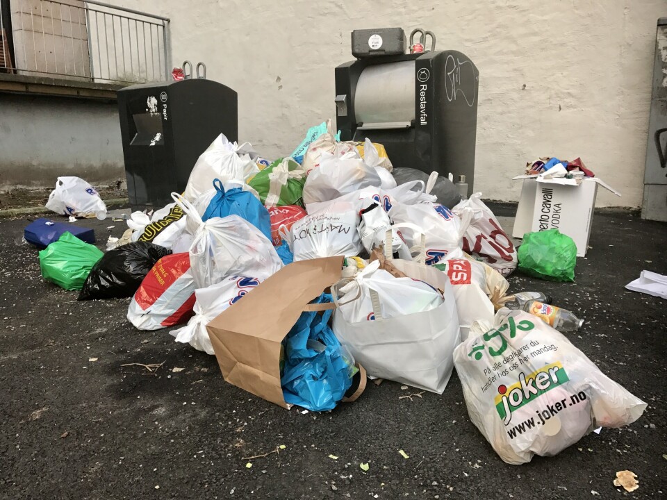 Den nye avtalen om søppeltømming har ført til en strøm av klager fra innbyggerne i Oslo. Foto: Lise Åserud / NTB scanpix Den nye avtalen om søppeltømming har ført til en strøm av klager fra innbyggerne i Oslo. Foto: Lise Åserud / NTB scanpix