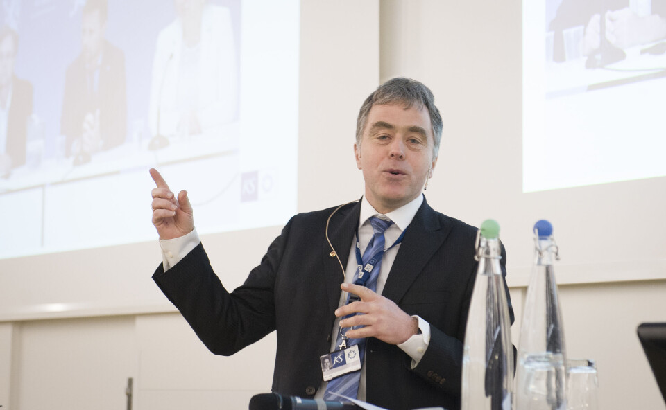 Områdedirektør for interessepolitikk i KS, Helge Eide, oppfordrer myndighetene til å stanse byggingen av vindkraftverket på Vardafjellet. Foto: Terje Lien Områdedirektør for interessepolitikk i KS, Helge Eide, oppfordrer myndighetene til å stanse byggingen av vindkraftverket på Vardafjellet. Foto: Terje Lien
