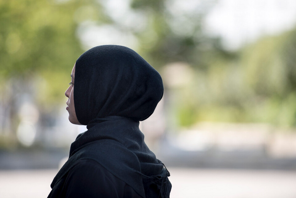 Sykepleiernes etikkråd konkluderer med at hijab er akseptabelt som hodeplagg for sykepleiere, men da må det være en uniformshijab og ikke en privat hijab slik som på dette illustrasjonsbildet. Foto: Carina Johansen / NTB scanpix Sykepleiernes etikkråd konkluderer med at hijab er akseptabelt som hodeplagg for sykepleiere, men da må det være en uniformshijab og ikke en privat hijab slik som på dette illustrasjonsbildet. Foto: Carina Johansen / NTB scanpix