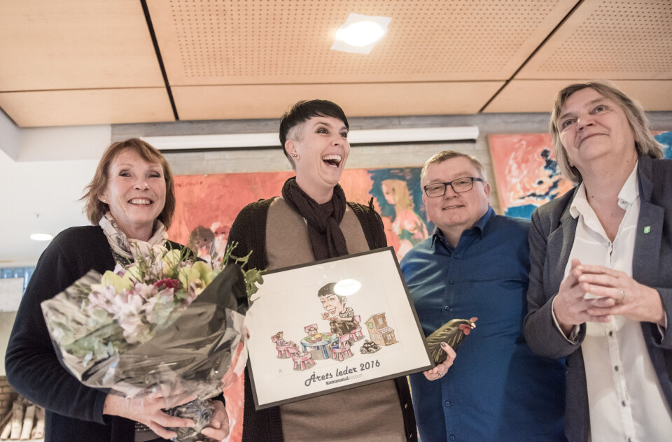 Jubel, stolthet og glede på rådhuset i Kongsberg i dag. Fra venstre ordfører Kari Anne Sand, barnevernsleder Tone Risvoll Kvernes, nyhetsredaktør Ole Petter Pedersen i Kommunal Rapport og rådmann Wenche Grinderud. Foto: Lisa Rypeng Jubel, stolthet og glede på rådhuset i Kongsberg i dag. Fra venstre ordfører Kari Anne Sand, barnevernsleder Tone Risvoll Kvernes, nyhetsredaktør Ole Petter Pedersen i Kommunal Rapport og rådmann Wenche Grinderud. Foto: Lisa Rypeng