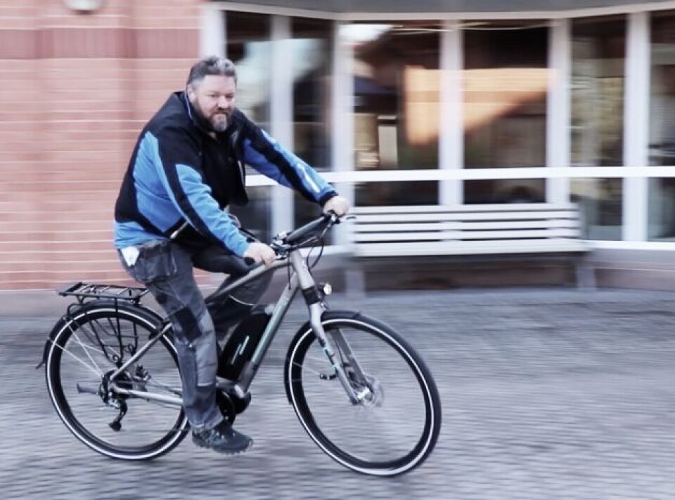 Driftstekniker Roger Jansen i Sarpsborg kommune får god fart når han prøvesykler elsykkel for første gang. – Meget fornøyd, er hans kommentar etterpå. Nå vurderer han å lease elsykkel via jobben. Foto: Britt Glosvik Driftstekniker Roger Jansen i Sarpsborg kommune får god fart når han prøvesykler elsykkel for første gang. – Meget fornøyd, er hans kommentar etterpå. Nå vurderer han å lease elsykkel via jobben. Foto: Britt Glosvik