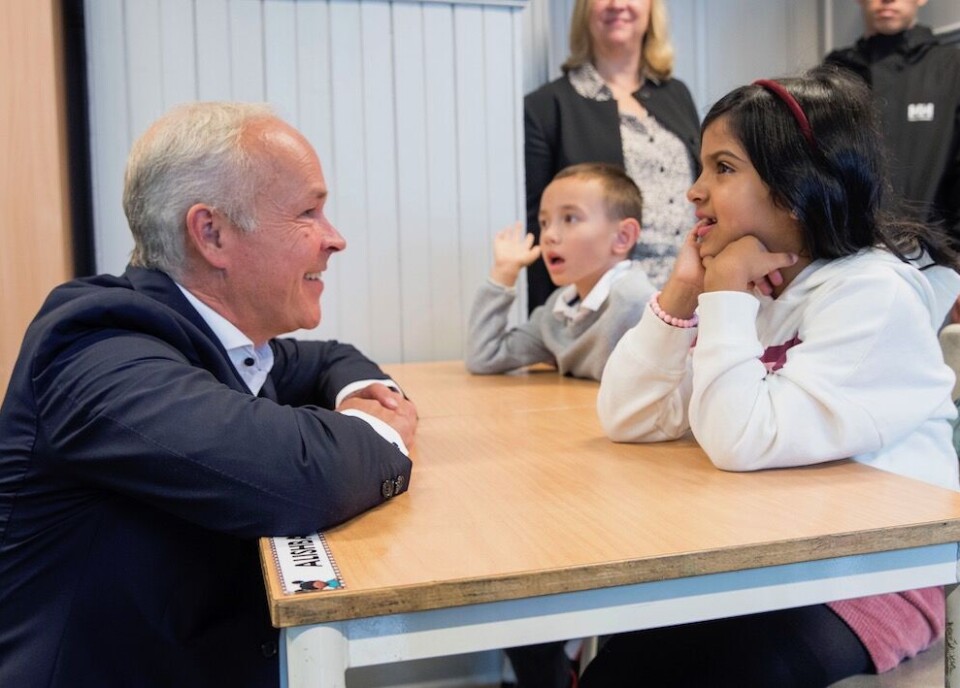 Kunnskaps- og integreringsminister Jan Tore Sanner (H) vil at norske elever skal lære mer om hvordan de kan beskytte og vedlikeholde demokratiet. Her møter han førsteklassinger på Grorud skole i Oslo ved skolestart i år. Foto: Terje Pedersen, NTB scanpix Kunnskaps- og integreringsminister Jan Tore Sanner (H) vil at norske elever skal lære mer om hvordan de kan beskytte og vedlikeholde demokratiet. Her møter han førsteklassinger på Grorud skole i Oslo ved skolestart i år. Foto: Terje Pedersen, NTB scanpix