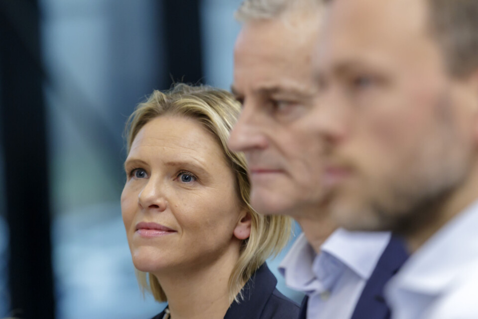 Sylvi Listhaug (t.v.) får ingen gratulasjoner fra Ap-leder Jonas Gahr Støre (i midten) for at hun får ny jobb som eldreminister. Han er kritisk til politikken hun førte som eldrebyråd i Oslo og til at hun kommer inn i varmen igjen bare ett år etter at hun måtte gå av. Til høyre skimtes SV-leder Audun Lysbakken. Arkivfoto: Cornelius Poppe / NTB scanpix Sylvi Listhaug (t.v.) får ingen gratulasjoner fra Ap-leder Jonas Gahr Støre (i midten) for at hun får ny jobb som eldreminister. Han er kritisk til politikken hun førte som eldrebyråd i Oslo og til at hun kommer inn i varmen igjen bare ett år etter at hun måtte gå av. Til høyre skimtes SV-leder Audun Lysbakken. Arkivfoto: Cornelius Poppe / NTB scanpix
