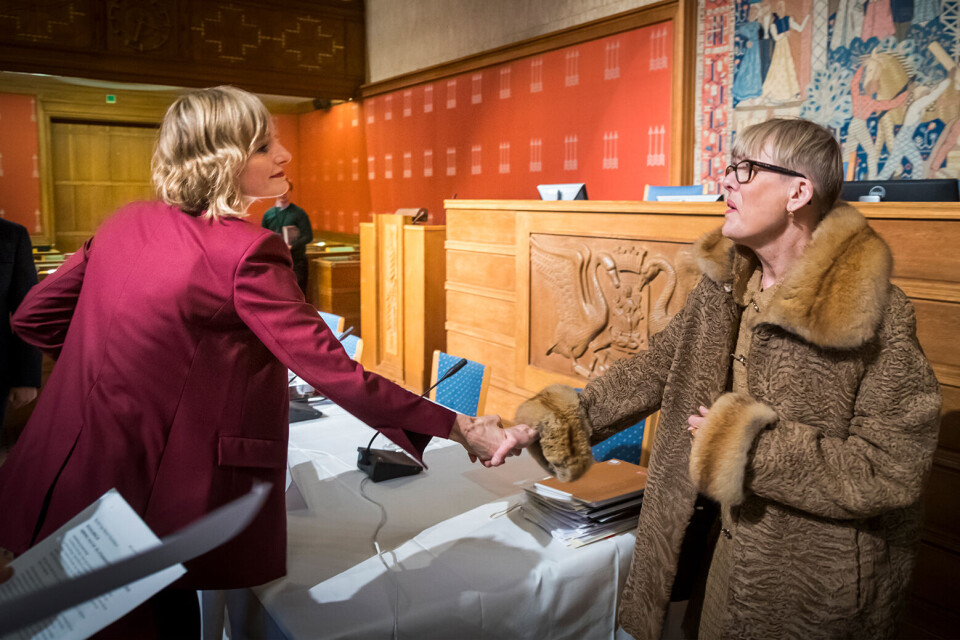 Tidligere skoledirektør Astrid Søgnen (t.h.) og skolebyråd Inga Marte Thorkildsen tar hverandre i hånden etter torsdagens høring i Oslo bystyre. Foto: Heiko Junge / NTB scanpix Tidligere skoledirektør Astrid Søgnen (t.h.) og skolebyråd Inga Marte Thorkildsen tar hverandre i hånden etter torsdagens høring i Oslo bystyre. Foto: Heiko Junge / NTB scanpix