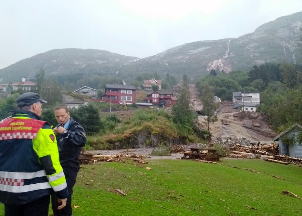 Store nedbørsmengder førte til jordras flere steder på E39 i Jølster tirsdag kveld. Her fra Vassenden sentrum. Foto: Hallstein Dvergsdal, Firda Tidend/NTB scanpix Store nedbørsmengder førte til jordras flere steder på E39 i Jølster tirsdag kveld. Her fra Vassenden sentrum. Foto: Hallstein Dvergsdal, Firda Tidend/NTB scanpix