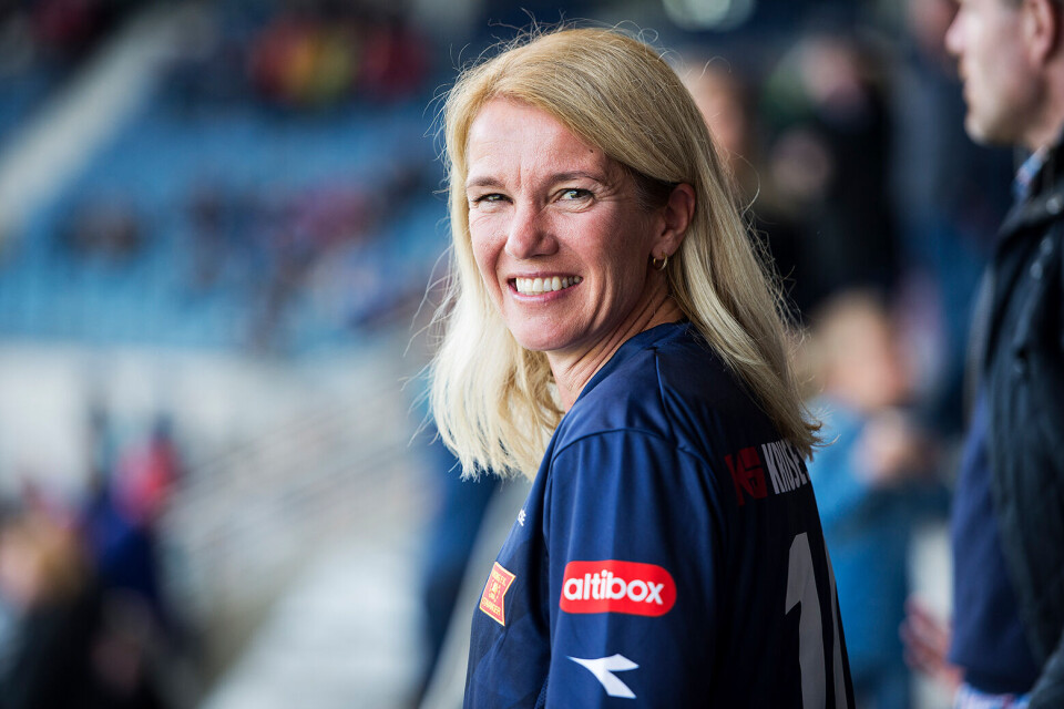 Stavangers ordfører Christine Sagen Helgø i Vikingdrakt under fotballkamp mellom Viking og Sogndal på Viking stadion. Foto: Carina Johansen / NTB scanpix Stavangers ordfører Christine Sagen Helgø i Vikingdrakt under fotballkamp mellom Viking og Sogndal på Viking stadion. Foto: Carina Johansen / NTB scanpix