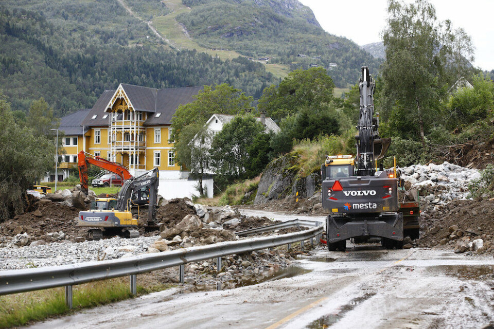 Jordras sperret E39 og andre veier i Jølster, men de fleste veiene skal bli åpnet i løpet av dagen, ifølge Vegvesenet.Foto: Audun Braastad, NTB scanpix Jordras sperret E39 og andre veier i Jølster, men de fleste veiene skal bli åpnet i løpet av dagen, ifølge Vegvesenet.Foto: Audun Braastad, NTB scanpix