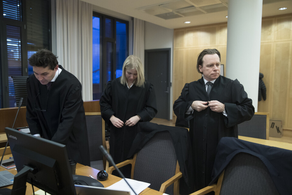 Advokat Eirik Edvardsen (t.v.) avviser at Aleris Ungplan & Boi har begått arbeidslivskriminalitet i saken der 24 konsulenter krever å bli ansett som arbeidstakere. Her er han flankert av advokatkollegene Stina Eriksson og Arne Torsten Andersen. Foto: Berit Roald / NTB scanpix Advokat Eirik Edvardsen (t.v.) avviser at Aleris Ungplan & Boi har begått arbeidslivskriminalitet i saken der 24 konsulenter krever å bli ansett som arbeidstakere. Her er han flankert av advokatkollegene Stina Eriksson og Arne Torsten Andersen. Foto: Berit Roald / NTB scanpix