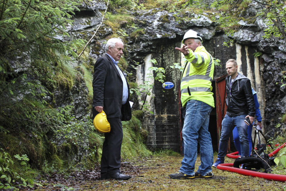 Varaordfører Bård Espelid (t.v.) og Geir Ove Haugland fra Askøy kommunes vann- og avløpsetat var med på befaringen av det tømte høydebassenget tidligere i uken. Foto: Jørgen Eide/NTB scanpix Varaordfører Bård Espelid (t.v.) og Geir Ove Haugland fra Askøy kommunes vann- og avløpsetat var med på befaringen av det tømte høydebassenget tidligere i uken. Foto: Jørgen Eide/NTB scanpix