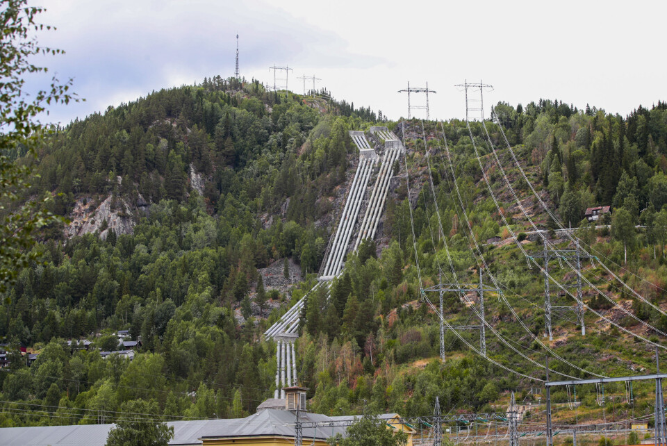 Energi Norge mener skattesystemet hindrer investeringer som kunne økt kraftproduksjonen. Regjeringen har satt ned et utvalg som har fått et bredt mandat til å se på hele skattesystemet. Utvalget legger fram sin innstilling 1. oktober. Bildet viser anlegget Nore I i Rødberg i Buskerud. Foto: Lise Åserud / NTB scanpix Energi Norge mener skattesystemet hindrer investeringer som kunne økt kraftproduksjonen. Regjeringen har satt ned et utvalg som har fått et bredt mandat til å se på hele skattesystemet. Utvalget legger fram sin innstilling 1. oktober. Bildet viser anlegget Nore I i Rødberg i Buskerud. Foto: Lise Åserud / NTB scanpix