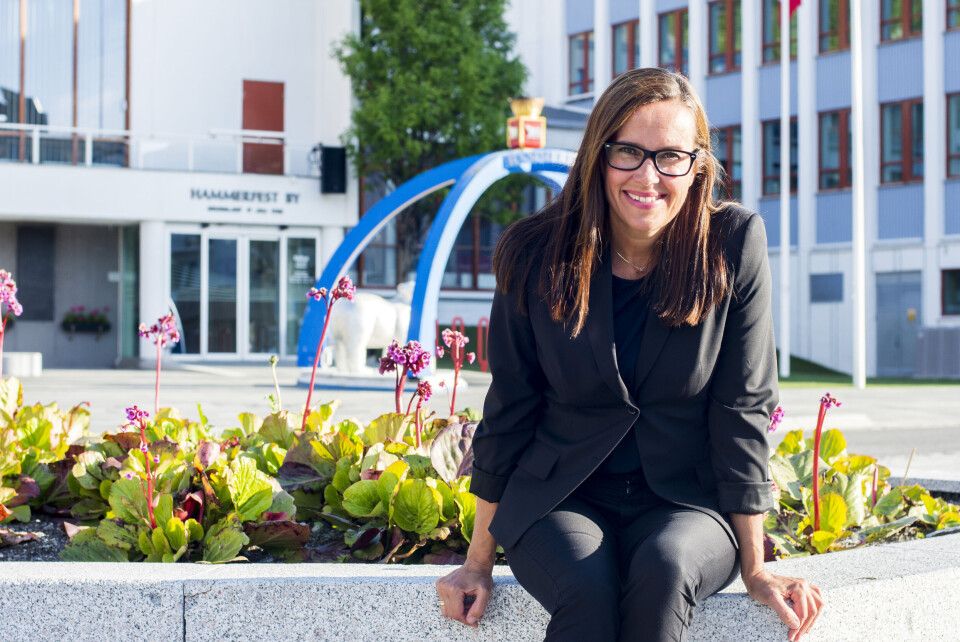 Marianne Sivertsen Næss (Ap) hopper etter Alf E. Jakobsen (Ap), som gir seg etter 20 år som ordfører. Foto: Hammerfest kommune Marianne Sivertsen Næss (Ap) hopper etter Alf E. Jakobsen (Ap), som gir seg etter 20 år som ordfører. Foto: Hammerfest kommune