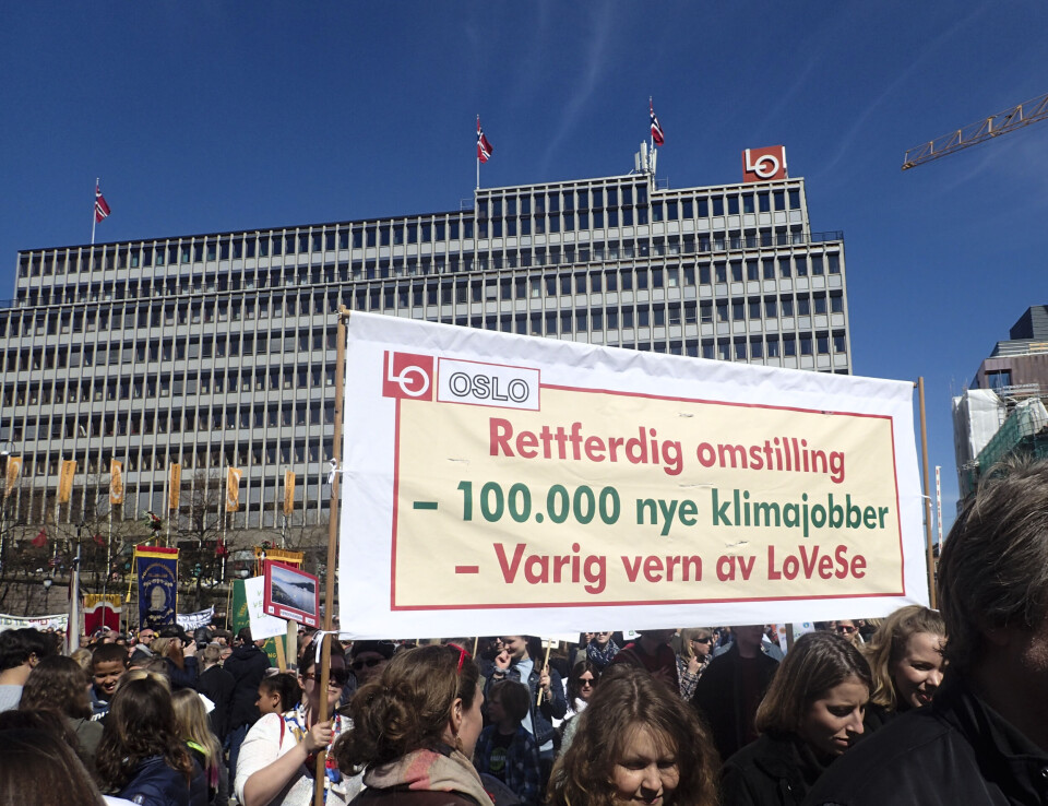 Konsekvensutredning av eller vern mot oljeaktivitet utenfor Lofoten, Vesterålen og Senja vekker sterke følelser, her fra en 1.-mai-demonstrasjon i Oslo i 2017. Foto: Vidar Ruud / NTB scanpix Konsekvensutredning av eller vern mot oljeaktivitet utenfor Lofoten, Vesterålen og Senja vekker sterke følelser, her fra en 1.-mai-demonstrasjon i Oslo i 2017. Foto: Vidar Ruud / NTB scanpix
