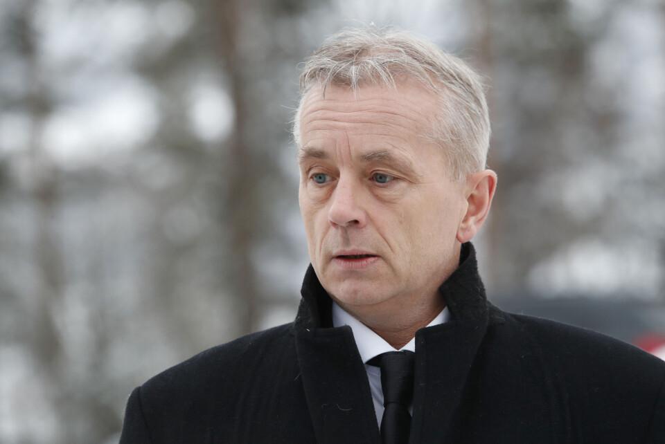 Fylkesmann Knut Storberget frykter at små barnevernstjenester kan bryte sammen, hvis ansatte settes i karantene. Han mener myndigheten til å fatte barnevernsvedtak i så fall må overføres til en annen kommune. Fylkesmann Knut Storberget frykter at små barnevernstjenester kan bryte sammen, hvis ansatte settes i karantene. Han mener myndigheten til å fatte barnevernsvedtak i så fall må overføres til en annen kommune.