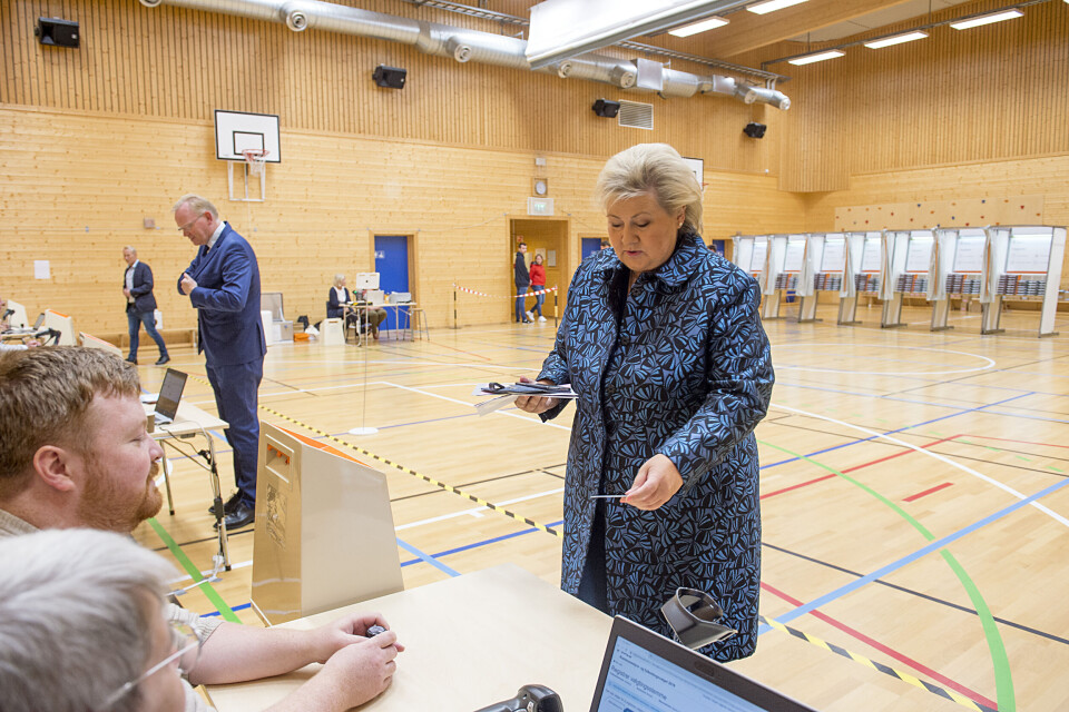 På valgdagen stemte statsminister Erna Solberg (H) og mannen Sindre Finnes på Skjold skole i Fana i Bergen kommune.Foto: Marit Hommedal / NTB scanpix På valgdagen stemte statsminister Erna Solberg (H) og mannen Sindre Finnes på Skjold skole i Fana i Bergen kommune.Foto: Marit Hommedal / NTB scanpix
