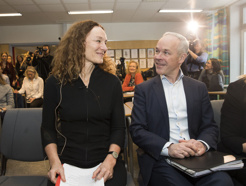 Kunnskaps- og integreringsminister Jan Tore Sanner mottok mandag Stoltenbergutvalget sin rapport ved utvalgsleder Camilla Stoltenberg på Eiksmarka skole. Foto: Terje Bendiksby / NTB scanpix Kunnskaps- og integreringsminister Jan Tore Sanner mottok mandag Stoltenbergutvalget sin rapport ved utvalgsleder Camilla Stoltenberg på Eiksmarka skole. Foto: Terje Bendiksby / NTB scanpix