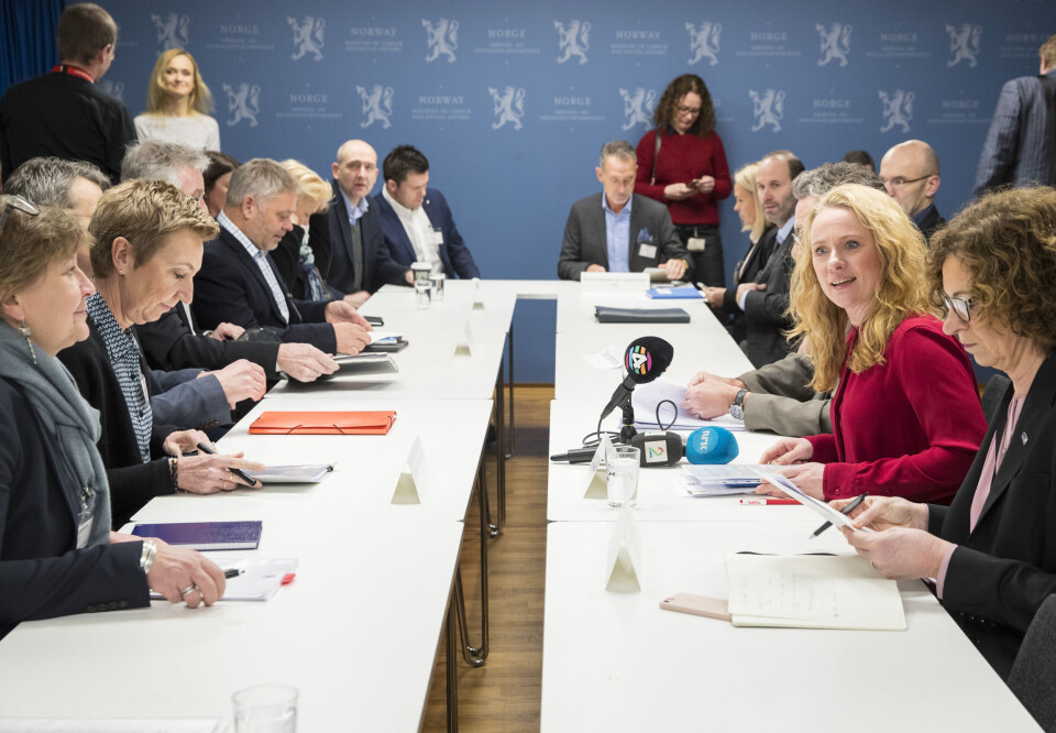 Arbeids- og sosialminister Anniken Hauglie (H) i rødt ved innledningene av forhandlingene om ny offentlig tjenestepensjon i starten av måneden. Fredag blir det klart om partene klarte å komme til enighet. Foto: Vidar Ruud / NTB scanpix Arbeids- og sosialminister Anniken Hauglie (H) i rødt ved innledningene av forhandlingene om ny offentlig tjenestepensjon i starten av måneden. Fredag blir det klart om partene klarte å komme til enighet. Foto: Vidar Ruud / NTB scanpix
