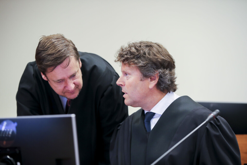 Veireno forsvares av advokatene Thomas Skjelbred (t.h) og John Christian Elden. Foto: Vidar Ruud / NTB scanpixPolitiadvokat Johan Strand Moldestad fører Veireno-saken under ankebehandlingen i Borgarting lagmannsrett. Foto: Vidar Ruud / NTB scanpixDommere i ankesaken mot Veireno er Mette D. Trovik (bak) og Per Racin Fosmark. Foto: Vidar Ruud / NTB scanpix Veireno forsvares av advokatene Thomas Skjelbred (t.h) og John Christian Elden. Foto: Vidar Ruud / NTB scanpixPolitiadvokat Johan Strand Moldestad fører Veireno-saken under ankebehandlingen i Borgarting lagmannsrett. Foto: Vidar Ruud / NTB scanpixDommere i ankesaken mot Veireno er Mette D. Trovik (bak) og Per Racin Fosmark. Foto: Vidar Ruud / NTB scanpix