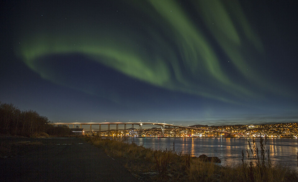 Nordlyset flimrer her på nattehimmelen over Tromsø, men Språkrådet avviser at det nye sammenslåtte fylket med Troms og Finnmark bør få navnet Nordlys. Foto: Jan-Morten Bjørnbakk / NTB scanpix Nordlyset flimrer her på nattehimmelen over Tromsø, men Språkrådet avviser at det nye sammenslåtte fylket med Troms og Finnmark bør få navnet Nordlys. Foto: Jan-Morten Bjørnbakk / NTB scanpix