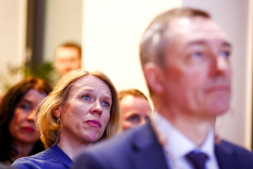 Aps Anniken Huitfeldt sier partiet opprettholder beslutningen om å flytte overvåkingsflyene til Evenes. I forgrunnen er forsvarsminister Frank Bakke-Jensen (H).Foto: Terje Pedersen / NTB scanpix Aps Anniken Huitfeldt sier partiet opprettholder beslutningen om å flytte overvåkingsflyene til Evenes. I forgrunnen er forsvarsminister Frank Bakke-Jensen (H).Foto: Terje Pedersen / NTB scanpix