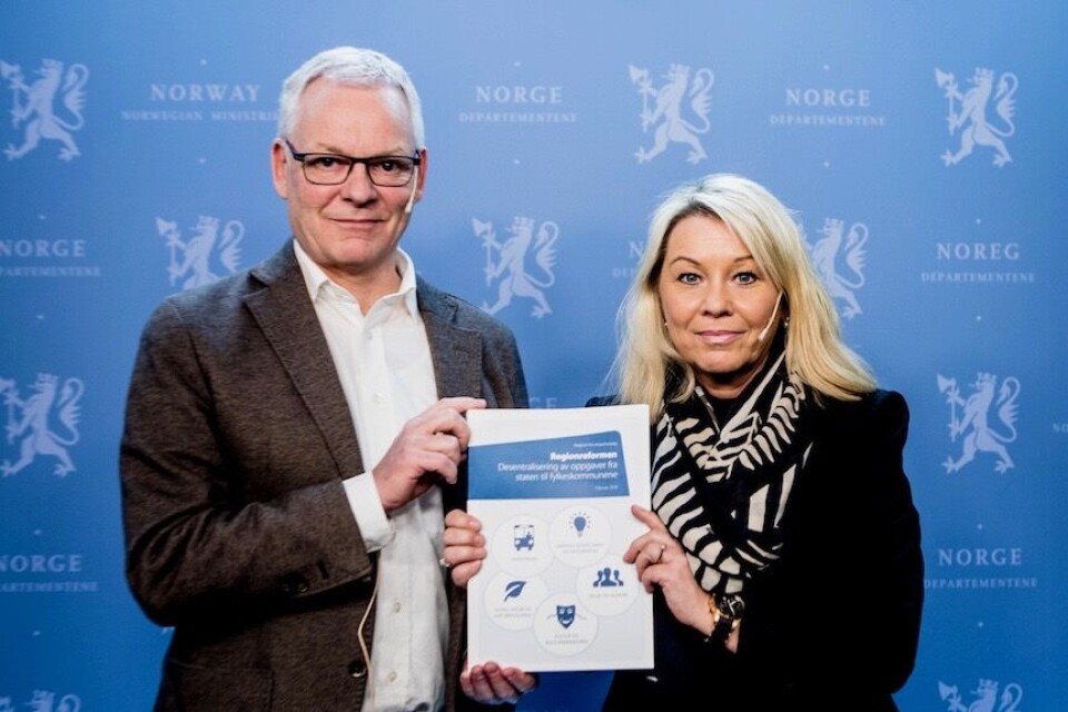 Utvalgsleder Terje P. Hagen overleverte tidligere i år meldingen om nye oppgaver til fylkeskommunene til kommunalminister Monica Mæland (H). Foto: Magnus Knutsen Bjørke Utvalgsleder Terje P. Hagen overleverte tidligere i år meldingen om nye oppgaver til fylkeskommunene til kommunalminister Monica Mæland (H). Foto: Magnus Knutsen Bjørke