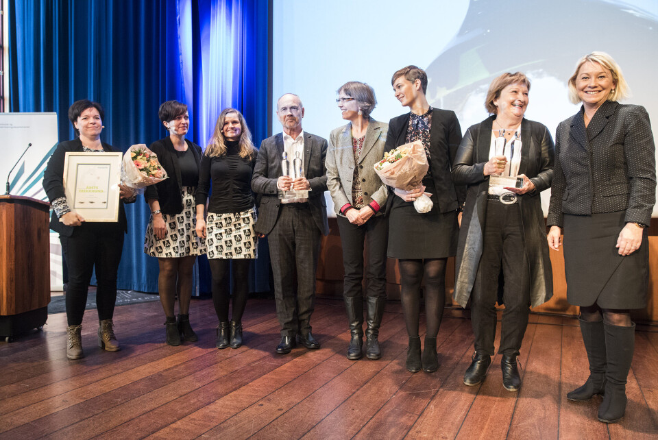 Kommunalminister Monica Mæland (til høyre) sto for utdelingen av klarspråkprisene 2018. Hå komune inntok podiet som prisvinner sammen med Utlendingsnemnda og Connie Slettan Olsen. Foto: Difi Kommunalminister Monica Mæland (til høyre) sto for utdelingen av klarspråkprisene 2018. Hå komune inntok podiet som prisvinner sammen med Utlendingsnemnda og Connie Slettan Olsen. Foto: Difi