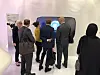 Prosjektleder Ingrid Blichfeldt (til v.) og Karina Bjørnbakk (gul jakke) på Asker velferdslabs stand på World Government Summit i Dubai. Foto: World Government Summit