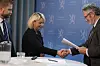 Helsetilsynet, Statens sivilrettsforvaltning og Fylkesmannen i Vestland leverer sin rapport om den såkalte Tolga-saken til helseminister Bent Høie og moderniseringsminister Monica Mæland, som her får rapporten av Rune Fjeld, spesialrådgiver hos Fylkesmannen i Vestland. Foto: Fredrik Hagen/NTB scanpix