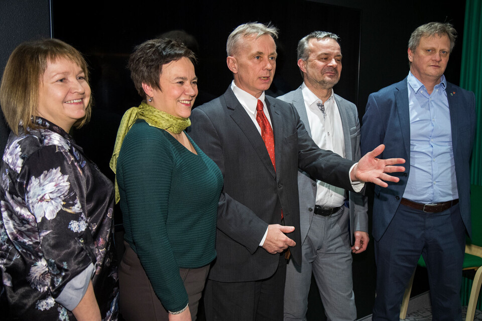 Knut Storberget (i midten) ledet meklingen mellom Troms og Finnmark i striden om fylkessammenslåingen i forrige uke. F.v.: Medlem av fylkesutvalget i Finnmark, Lise Svenning, fylkesordfører i Finnmark, Ragnhild Vassvik, Knut Storberget, fylkesrådsleder i Troms, Willy Ørnebakk og fylkesråd for samferdsel og miljø i Troms fylkeskommune Ivar B. Prestbakmo. Foto: Heiko Junge / NTB scanpix Knut Storberget (i midten) ledet meklingen mellom Troms og Finnmark i striden om fylkessammenslåingen i forrige uke. F.v.: Medlem av fylkesutvalget i Finnmark, Lise Svenning, fylkesordfører i Finnmark, Ragnhild Vassvik, Knut Storberget, fylkesrådsleder i Troms, Willy Ørnebakk og fylkesråd for samferdsel og miljø i Troms fylkeskommune Ivar B. Prestbakmo. Foto: Heiko Junge / NTB scanpix