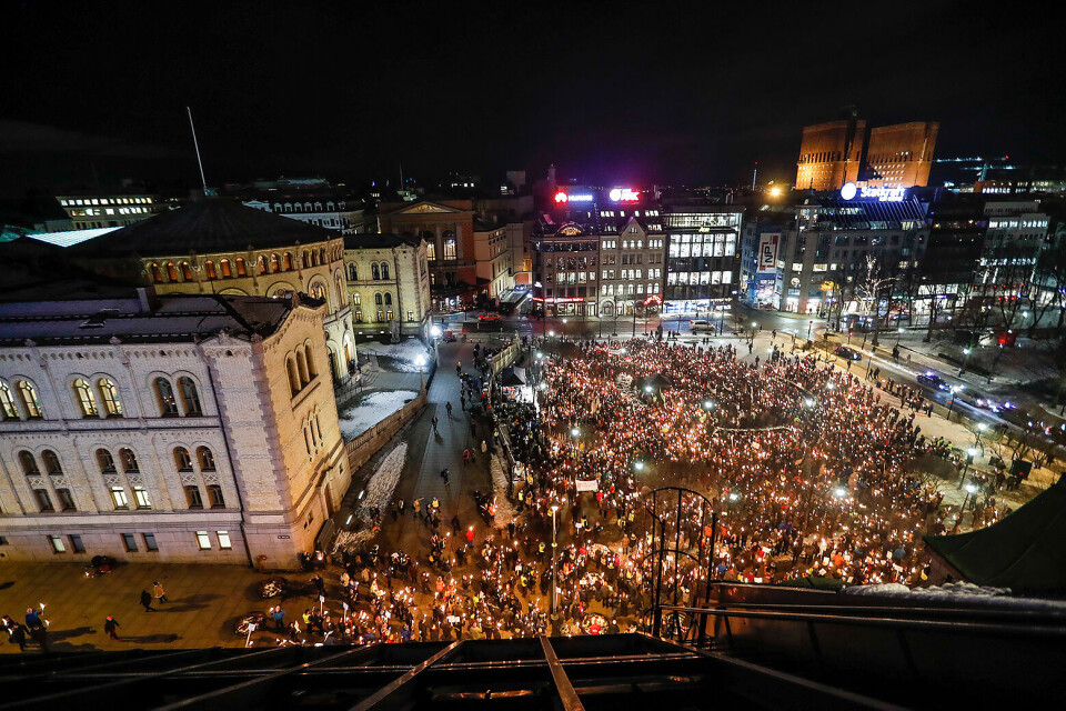 Fakkeltog mot regjeringens ulvepolitikk. Det er organisasjonene Folkeaksjonen ny rovdyrpolitikk og Naturbruksalliansen som arrangerer demonstrasjonen i Oslo tirsdag kveld. Foto: Cornelius Poppe / NTB scanpix Fakkeltog mot regjeringens ulvepolitikk. Det er organisasjonene Folkeaksjonen ny rovdyrpolitikk og Naturbruksalliansen som arrangerer demonstrasjonen i Oslo tirsdag kveld. Foto: Cornelius Poppe / NTB scanpix
