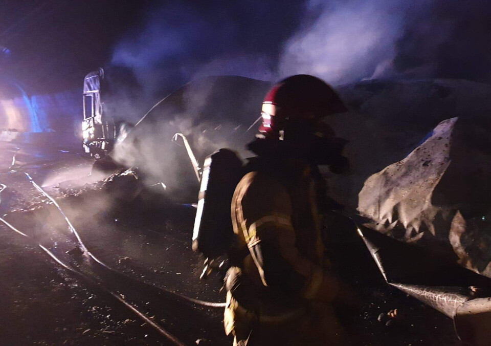 33 personer ble evakuert da et vogntog tok fyr i Gudvangatunnelen natt til lørdag. Foto: Politiet / NTB scanpixGudvangatunnelen ble stengt etter den voldsomme bussbrannen som ga fire personer alvorlige skader i 2015. Foto: Arne Veum / NTB scanpix 33 personer ble evakuert da et vogntog tok fyr i Gudvangatunnelen natt til lørdag. Foto: Politiet / NTB scanpixGudvangatunnelen ble stengt etter den voldsomme bussbrannen som ga fire personer alvorlige skader i 2015. Foto: Arne Veum / NTB scanpix