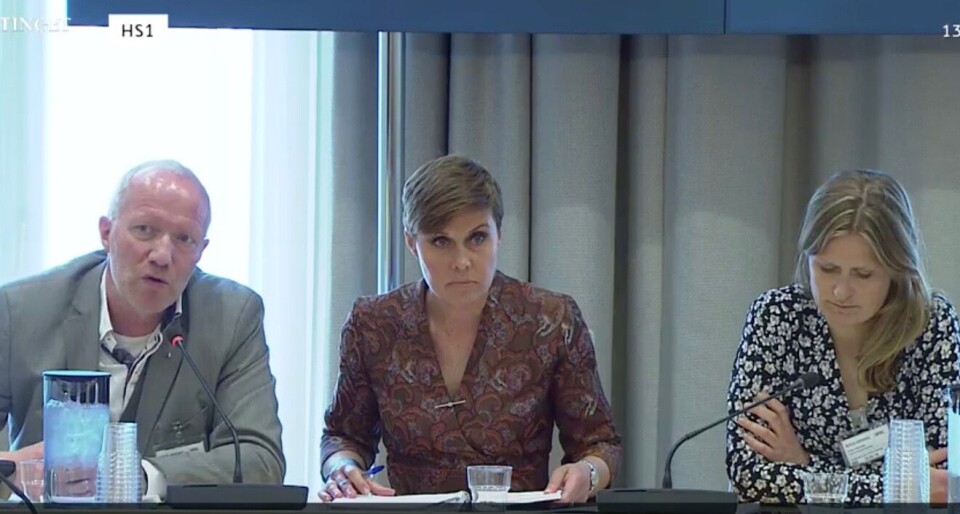 Pressorganisasjonene ved Arne Jensen (f.v.), Ina Lindahl Nyrud og Kristine Foss møtte kommunalkomiteen med en rekke konkrete forslag for mer åpent i kommuneloven. Foto: Skjermdump fra Stortingets overføring av høringen Pressorganisasjonene ved Arne Jensen (f.v.), Ina Lindahl Nyrud og Kristine Foss møtte kommunalkomiteen med en rekke konkrete forslag for mer åpent i kommuneloven. Foto: Skjermdump fra Stortingets overføring av høringen