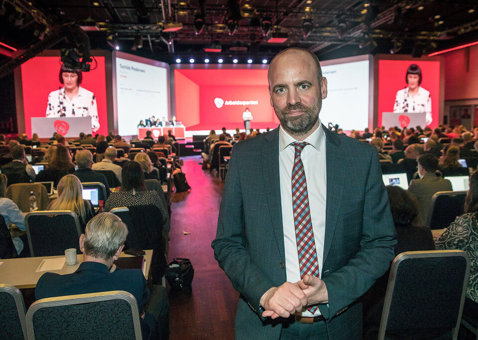 Arild Grande la fram innstillingen fra utvalget om en ny politikk for arbeidslivet på Arbeiderpartiets landsmøte fredag. Foto: Ole Berg-Rusten / NTB scanpix Arild Grande la fram innstillingen fra utvalget om en ny politikk for arbeidslivet på Arbeiderpartiets landsmøte fredag. Foto: Ole Berg-Rusten / NTB scanpix