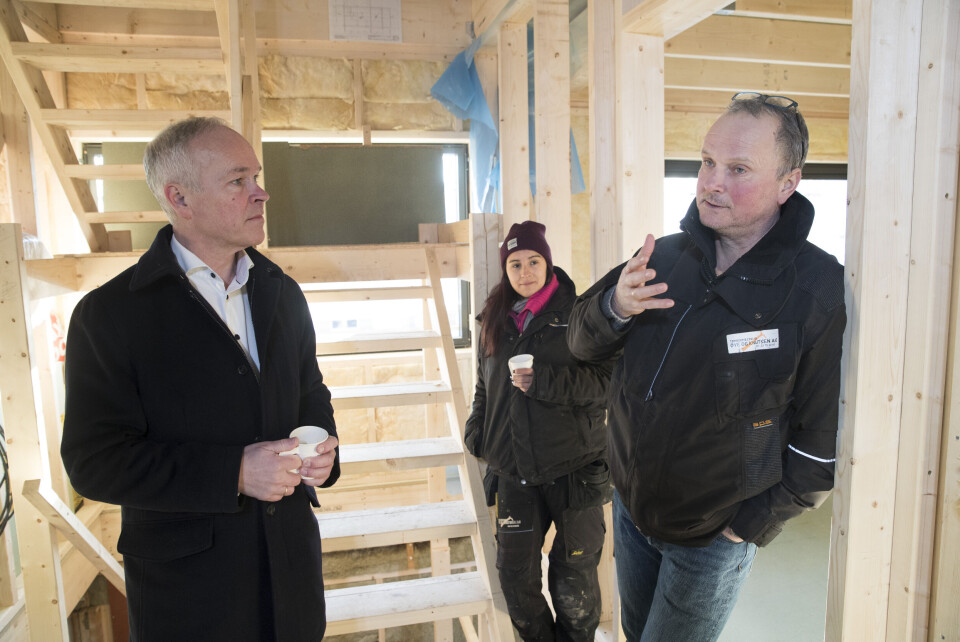 Kunnskaps- og integreringsminister Jan Tore Sanner (H) sammen med lærling Anne Rønning og byggmester Pål Øye på en byggeplass Oslo. – Elever, lærere, fylkeskommuner og næringsliv i hele landet har gjort en god innsats, sier Sanner. Foto: Terje Bendiksby / NTB scanpix Kunnskaps- og integreringsminister Jan Tore Sanner (H) sammen med lærling Anne Rønning og byggmester Pål Øye på en byggeplass Oslo. – Elever, lærere, fylkeskommuner og næringsliv i hele landet har gjort en god innsats, sier Sanner. Foto: Terje Bendiksby / NTB scanpix