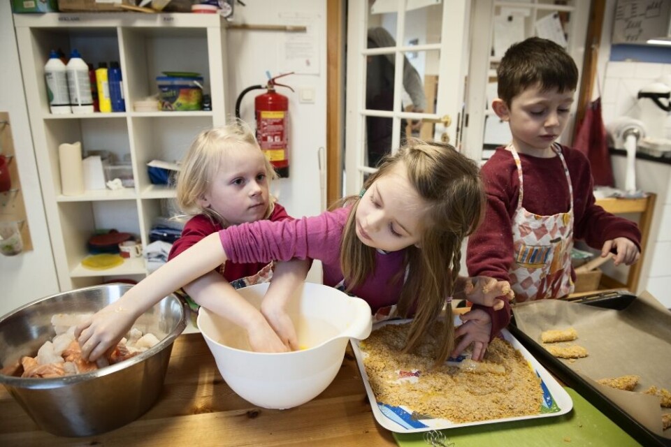Signe Aaberg, Matilde Jacobsen og Leander Fetouni forbereder dagens middag i Fridheim barnehage i Oslo. – Først dypper vi fisken i egget, så i paneringen, forklarer Matilde. Foto: Terje Lien Signe Aaberg, Matilde Jacobsen og Leander Fetouni forbereder dagens middag i Fridheim barnehage i Oslo. – Først dypper vi fisken i egget, så i paneringen, forklarer Matilde. Foto: Terje Lien
