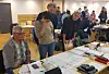 Her er varaordfører Helge Røv (Ap), Eli Vullum Kvande (MDG), Tor Rune Halset (Høyre) og enhetsleder Bjørn Høivik i gang med gruppearbeid under Surnadals budsjettkonferanse. Resultatene lå ved møteprotokollen. Bak er er Tor Helge Solli fra Tidens Krav i ferd med å forevige arbeidet. Foto: Knut Haugen