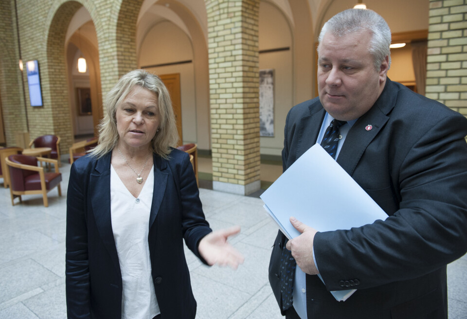Åse Michaelsen (Frp) får fortsette i regjering, mens Bård Hoksrud (Frp) må ut når tre KrF-statsråder skal inn. Det melder diverse medier dagen før statsminister Erna Solberg presenterer den nye firepartiregjeringen. Foto: Terje Lien Åse Michaelsen (Frp) får fortsette i regjering, mens Bård Hoksrud (Frp) må ut når tre KrF-statsråder skal inn. Det melder diverse medier dagen før statsminister Erna Solberg presenterer den nye firepartiregjeringen. Foto: Terje Lien