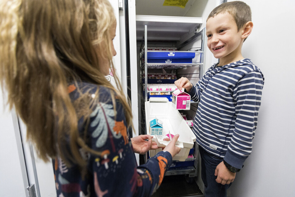 Et nasjonalt tilbud om gratis skolemåltid for alle ville trolig ha en utjevnende effekt på de sosiale helseforskjellene i Norge, mener Folkehelseinstituttet. Hvis bare rike kommuner gir et slikt tilbud kan det derimot i verste fall øke forskjeller. Foto: Gorm Kallestad / NTB scanpix Et nasjonalt tilbud om gratis skolemåltid for alle ville trolig ha en utjevnende effekt på de sosiale helseforskjellene i Norge, mener Folkehelseinstituttet. Hvis bare rike kommuner gir et slikt tilbud kan det derimot i verste fall øke forskjeller. Foto: Gorm Kallestad / NTB scanpix