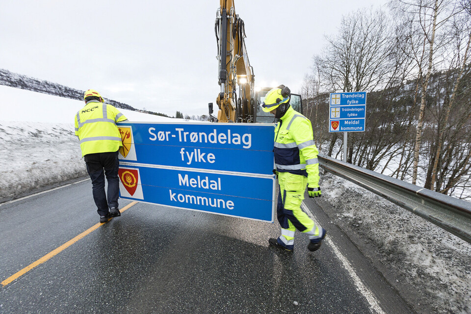 Skiltet med Sør-Trøndelag fylke blir tatt ned på fylkesvei 65 mellom Trøndelag og Møre og Romsdal. Steinar Løvset, Odd Einar Halvorsen og Petter Kvåle i NCC monterer nye skilt. Foto: Gorm Kallestad / NTB scanpix Skiltet med Sør-Trøndelag fylke blir tatt ned på fylkesvei 65 mellom Trøndelag og Møre og Romsdal. Steinar Løvset, Odd Einar Halvorsen og Petter Kvåle i NCC monterer nye skilt. Foto: Gorm Kallestad / NTB scanpix