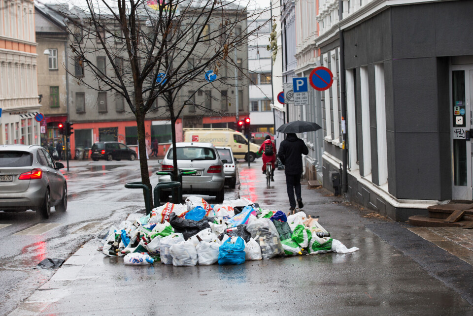 Oslo fikk ny leverandør av renovasjonstjenester 3. oktober 2017, men den nye leverandøren selskapet Veireno hadde store problemer med å få hentet avfallet. Foto: Terje Bendiksby / NTB scanpix Oslo fikk ny leverandør av renovasjonstjenester 3. oktober 2017, men den nye leverandøren selskapet Veireno hadde store problemer med å få hentet avfallet. Foto: Terje Bendiksby / NTB scanpix