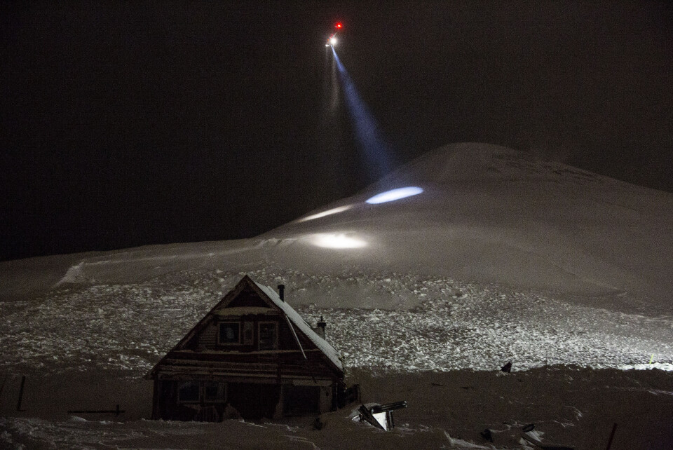 Etter skredet i desember 2015 var eksperter fra Norges Geoteknisk Institutt oppe i helikopter for å undersøke fjellet Sukkertoppen i Longyearbyen. Store snømengder raste ned fra fjellet og knuste ti hus. Arkivfoto: Tore Meek / NTB scanpix Etter skredet i desember 2015 var eksperter fra Norges Geoteknisk Institutt oppe i helikopter for å undersøke fjellet Sukkertoppen i Longyearbyen. Store snømengder raste ned fra fjellet og knuste ti hus. Arkivfoto: Tore Meek / NTB scanpix