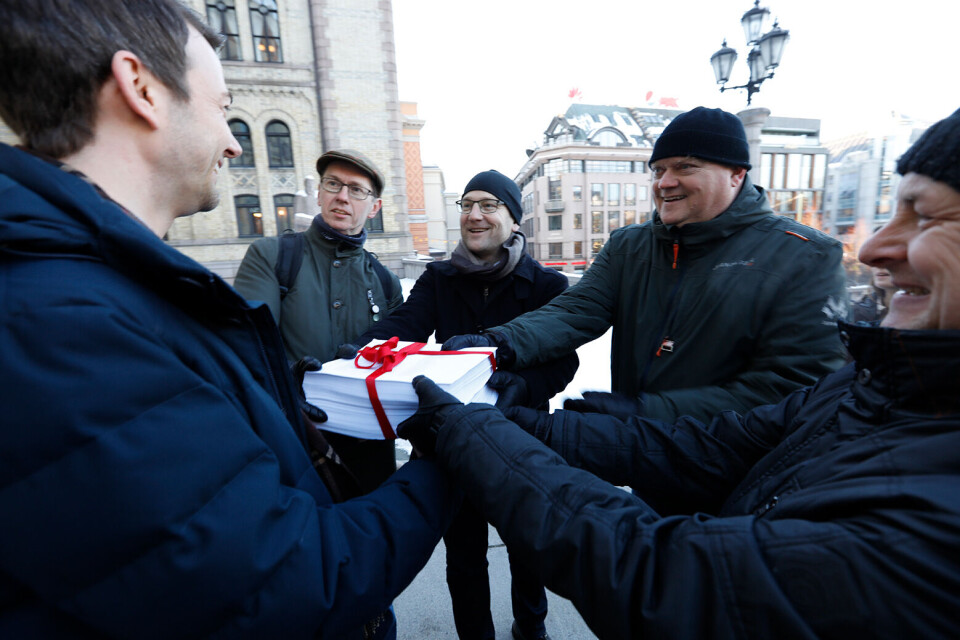 Aksjonen "Nei til avskilting av erfarne lærere" foran Stortinget tirsdag. Her overleverer (f.v.) Hans Ole Rian Musikernes fellesorganisasjon, Steffen Handal i Utdanningsforbundet, Stig Johannessen Skolelederforbundet og Terje Moen Skolenes landsforbund 36.450 underskrifter til Kent Gudmundsen i Høyre. Foto: Gorm Kallestad / NTB scanpix Aksjonen 'Nei til avskilting av erfarne lærere' foran Stortinget tirsdag. Her overleverer (f.v.) Hans Ole Rian Musikernes fellesorganisasjon, Steffen Handal i Utdanningsforbundet, Stig Johannessen Skolelederforbundet og Terje Moen Skolenes landsforbund 36.450 underskrifter til Kent Gudmundsen i Høyre. Foto: Gorm Kallestad / NTB scanpix