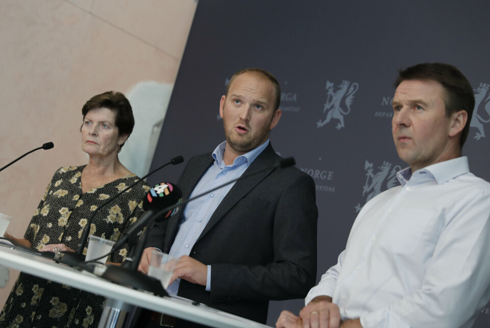 Bondelagsleder Lars Petter Bartnes (t.h.) og småbrukarlagsleder Merete Furuberg har kommet til enighet med landbruksminister Jon Georg Dale (Frp) om en krisepakke til landbruket. Foto: Berit Roald/NTB scanpix Bondelagsleder Lars Petter Bartnes (t.h.) og småbrukarlagsleder Merete Furuberg har kommet til enighet med landbruksminister Jon Georg Dale (Frp) om en krisepakke til landbruket. Foto: Berit Roald/NTB scanpix
