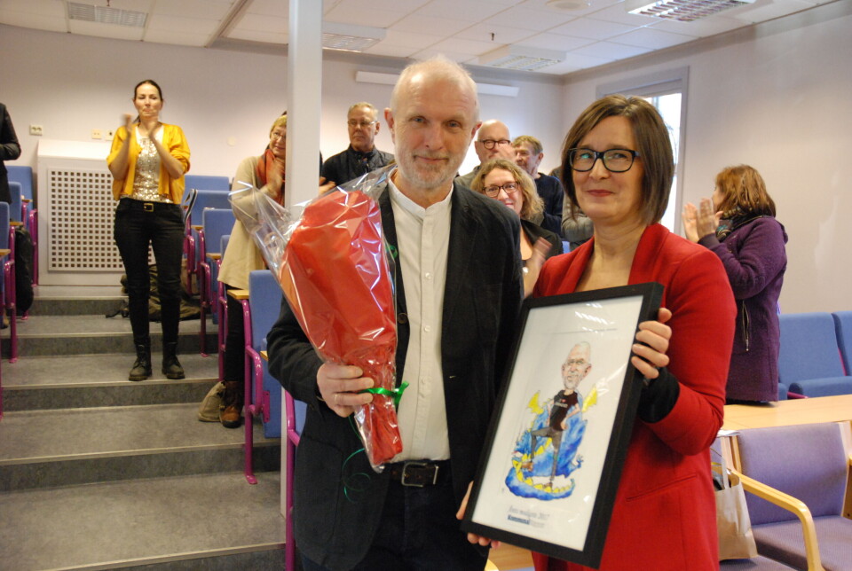 Spesialrådgiver Ragnar Holvik fikk Sven Tveits tegning av seg selv som bevis på at han er Årets modigste i Kommune-Norge i 2017. Foto: Jan Inge Krossli Spesialrådgiver Ragnar Holvik fikk Sven Tveits tegning av seg selv som bevis på at han er Årets modigste i Kommune-Norge i 2017. Foto: Jan Inge Krossli