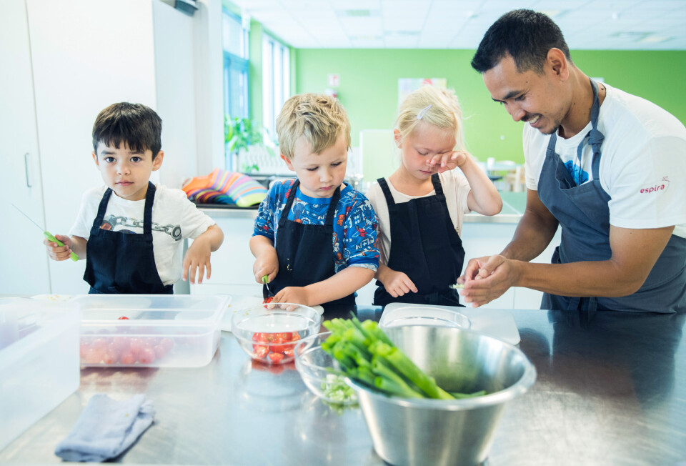 I Espiras barnehage Grefsen stasjon i Oslo lager kokk Worachat "Ton" Jurodram varm lunsj til 130 barn hver dag. Denne dagen er Sara (5), Magnus (4) og Samuel (4) kjøkkenassistenter. Barnehager og kommuner må sørge for at barna får sånne måltider, krever forbrukerrådet og Kost- og ernæringsforbundet, som onsdag offentliggjør en rapport om barnehagemat. Foto: Berit Roald / NTB scanpix I Espiras barnehage Grefsen stasjon i Oslo lager kokk Worachat 'Ton' Jurodram varm lunsj til 130 barn hver dag. Denne dagen er Sara (5), Magnus (4) og Samuel (4) kjøkkenassistenter. Barnehager og kommuner må sørge for at barna får sånne måltider, krever forbrukerrådet og Kost- og ernæringsforbundet, som onsdag offentliggjør en rapport om barnehagemat. Foto: Berit Roald / NTB scanpix