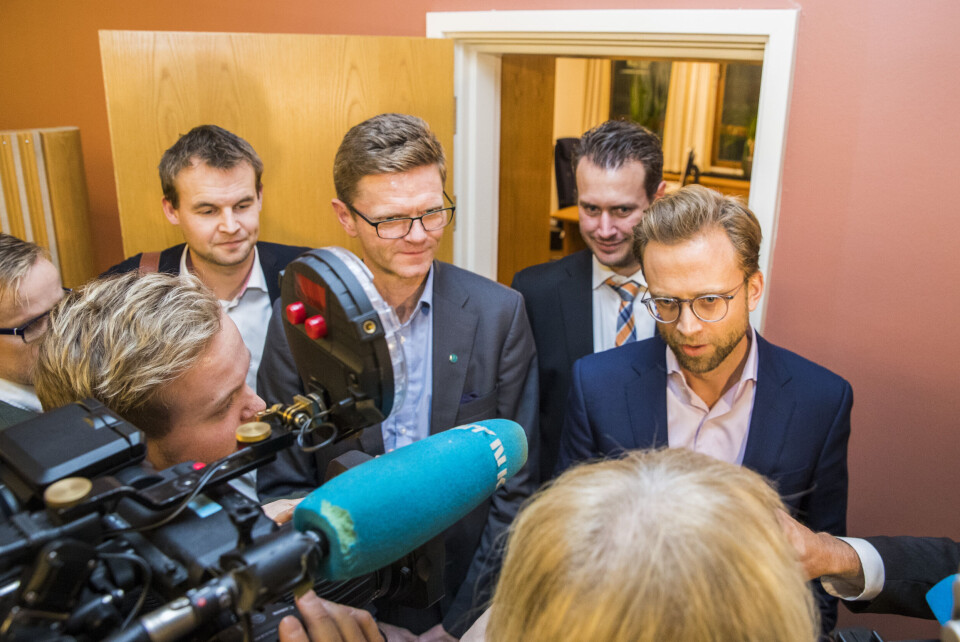 De finanspolitiske talsmennene f.v.: Kjell Ingolf Ropstad (KrF), Terje Breivik (V), Helge André Njåstad (Frp) og Nicolai Astrup (H) snakker med pressekorpset etter budsjettforhandlingene i statsrådsalen i Stortinget onsdag. Foto: Håkon Mosvold Larsen / NTB scanpix De finanspolitiske talsmennene f.v.: Kjell Ingolf Ropstad (KrF), Terje Breivik (V), Helge André Njåstad (Frp) og Nicolai Astrup (H) snakker med pressekorpset etter budsjettforhandlingene i statsrådsalen i Stortinget onsdag. Foto: Håkon Mosvold Larsen / NTB scanpix