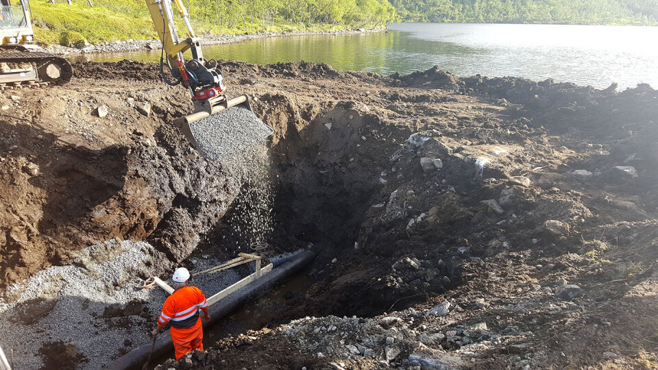 Torsdag kveld ble det jobbet med å stoppe lekkasjen fra drikkevannskilden Storvatnet i Sortland ved å armere demningen med masse. Flere hus ble tidligere på kvelden evakuert av frykt for at demningen skulle briste. Foto: Sverre Idar Lakså / Bladet Vesterålen / NTB scanpix Torsdag kveld ble det jobbet med å stoppe lekkasjen fra drikkevannskilden Storvatnet i Sortland ved å armere demningen med masse. Flere hus ble tidligere på kvelden evakuert av frykt for at demningen skulle briste. Foto: Sverre Idar Lakså / Bladet Vesterålen / NTB scanpix