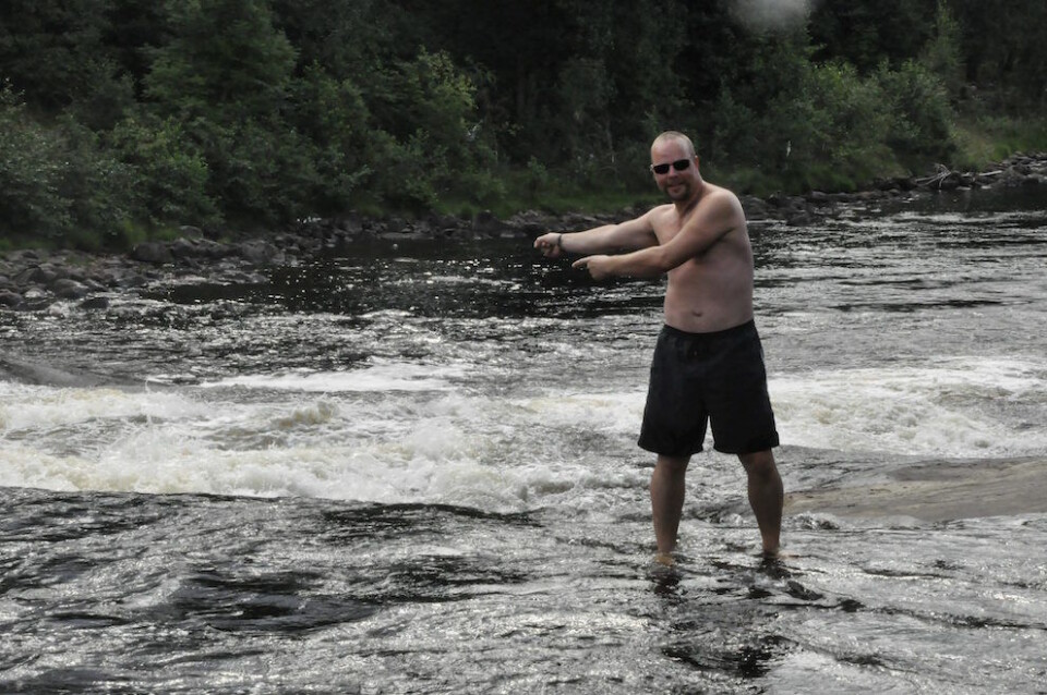 – Nå er vannføringen i Omnesfossen regulert på grunn av kraftproduksjon, så bademulighetene er blitt færre enn før, forteller Bengt Halvard Odden. Foto: Håkon Rusten, Telen – Nå er vannføringen i Omnesfossen regulert på grunn av kraftproduksjon, så bademulighetene er blitt færre enn før, forteller Bengt Halvard Odden. Foto: Håkon Rusten, Telen