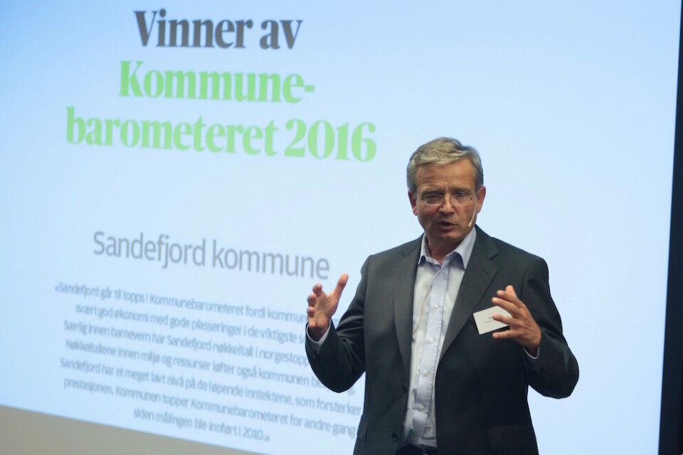 – Det er veldig stort å kunne stå her det siste året Sandefjord eksisterer, sa rådmann Gisle Dahn da han mottok prisen for topplasseringen på Kommunebarometeret. Foto: Magnus K. Bjørke – Det er veldig stort å kunne stå her det siste året Sandefjord eksisterer, sa rådmann Gisle Dahn da han mottok prisen for topplasseringen på Kommunebarometeret. Foto: Magnus K. Bjørke