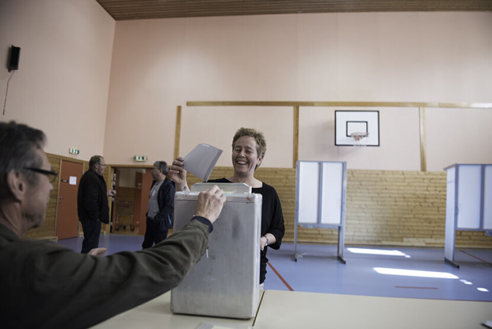 Merete Årvik Berge stemte for storkommune da Meland i Nordhordaland holdt folkeavstemning mandag. - Fordi jeg tror ikke Meland kan stå alene. Det er for mange utfordringer økonomisk, både innen helse og skole. Jeg tror at på sikt vil det lønne seg å være flere sammen, sa Berge. Foto: Lisa Rypeng Merete Årvik Berge stemte for storkommune da Meland i Nordhordaland holdt folkeavstemning mandag. - Fordi jeg tror ikke Meland kan stå alene. Det er for mange utfordringer økonomisk, både innen helse og skole. Jeg tror at på sikt vil det lønne seg å være flere sammen, sa Berge. Foto: Lisa Rypeng