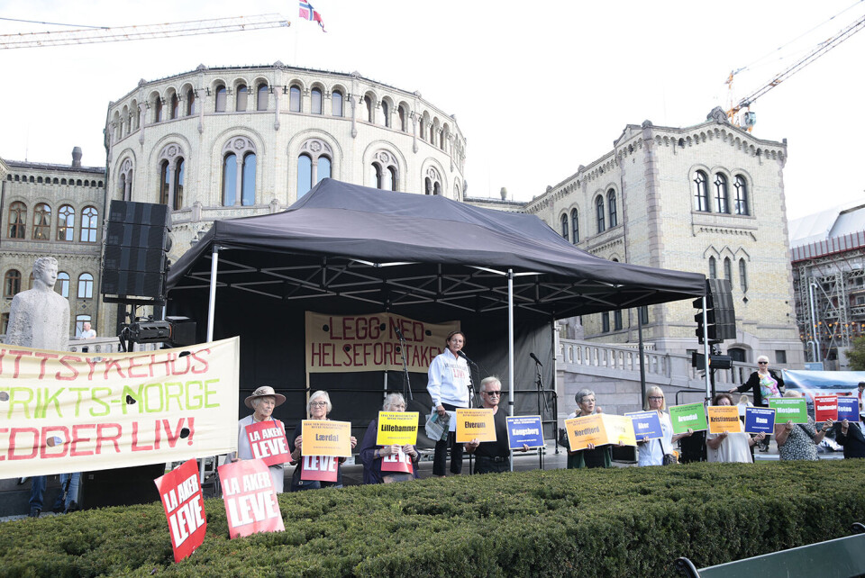 Folkebevegelsen for lokalsykehusene demonstrerer mot helseforetaksmodellen på Eidsvolls plass utenfor Stortinget i Oslo lørdag. Tidligere lokal stedlig leder ved Rjukan sykehus, Åsne Linnerud, forteller hvordan salget av sykehuset har påvirket lokalbefolkningen. Foto: Håkon Mosvold Larsen / NTB scanpix Folkebevegelsen for lokalsykehusene demonstrerer mot helseforetaksmodellen på Eidsvolls plass utenfor Stortinget i Oslo lørdag. Tidligere lokal stedlig leder ved Rjukan sykehus, Åsne Linnerud, forteller hvordan salget av sykehuset har påvirket lokalbefolkningen. Foto: Håkon Mosvold Larsen / NTB scanpix